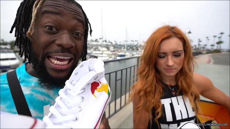 Y2Mate_is_-_Becky_Lynch_and_Kofi_Kingston_s_CUSTOM_CONVERSE_KICKS_at_Comic-Con_201921_I_Just_Love_Kicks__31-DzCWzxnMtU0-720p-1656083286802_mp4_000261166.jpg