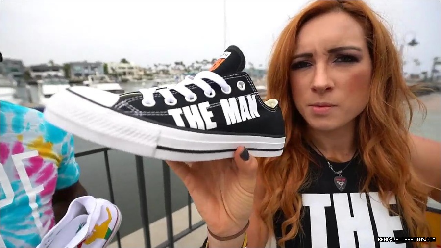 Y2Mate_is_-_Becky_Lynch_and_Kofi_Kingston_s_CUSTOM_CONVERSE_KICKS_at_Comic-Con_201921_I_Just_Love_Kicks__31-DzCWzxnMtU0-720p-1656083286802_mp4_000263966.jpg
