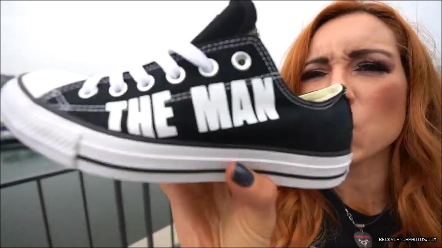 Y2Mate_is_-_Becky_Lynch_and_Kofi_Kingston_s_CUSTOM_CONVERSE_KICKS_at_Comic-Con_201921_I_Just_Love_Kicks__31-DzCWzxnMtU0-720p-1656083286802_mp4_000265166.jpg