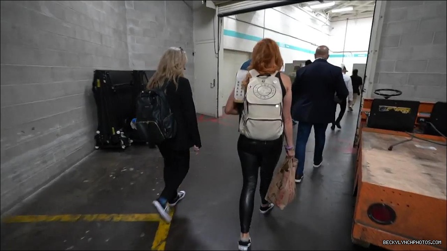 Y2Mate_is_-_Becky_Lynch_and_Kofi_Kingston_s_CUSTOM_CONVERSE_KICKS_at_Comic-Con_201921_I_Just_Love_Kicks__31-DzCWzxnMtU0-720p-1656083286802_mp4_000268366.jpg