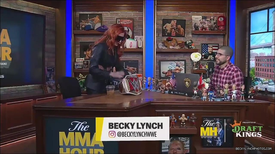 Y2Mate_is_-_Becky_Lynch_Talks_Charlotte_Flair_Feud_27I27m_So_in_Her_Head__-_The_MMA_Hour-4BJNnwyhid4-720p-1656194904909_mp4_000015248.jpg