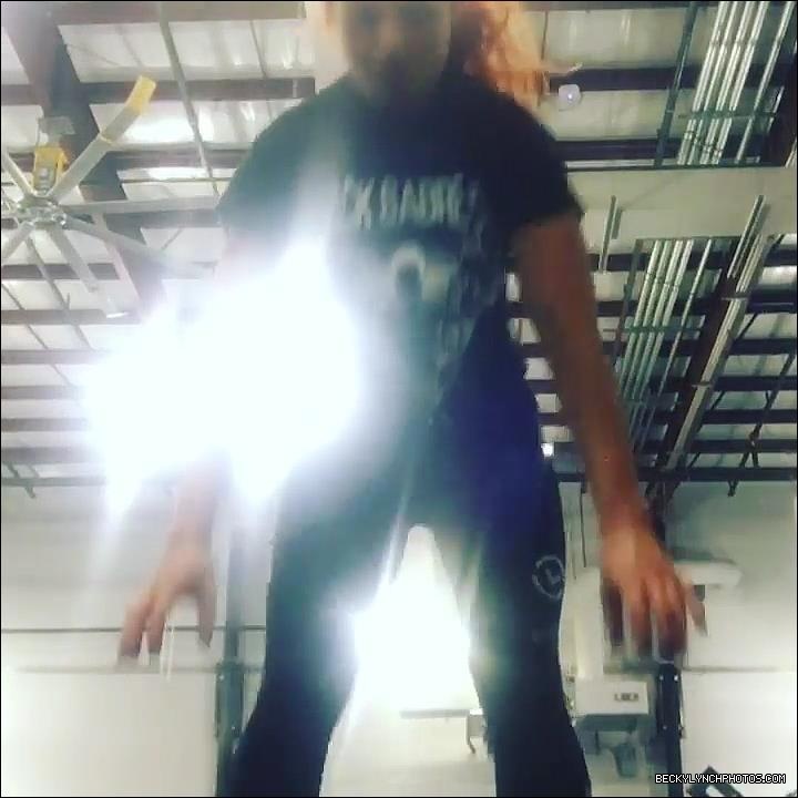 2016-12-01_22_59_05_1396155654858981480_448900764_mp4_000002502.jpg