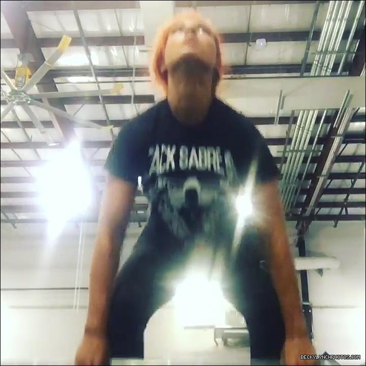 2016-12-01_22_59_05_1396155654858981480_448900764_mp4_000017717.jpg