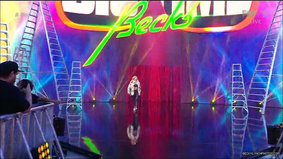 WWE_Friday_Night_Smackdown_1st_July_2022_720p_WEBRip_h264_mp4_002560761.jpg