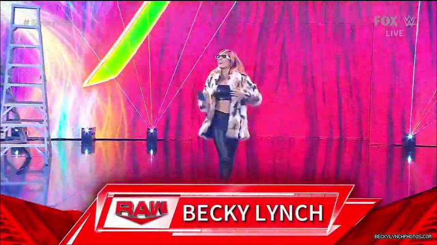 WWE_Friday_Night_Smackdown_1st_July_2022_720p_WEBRip_h264_mp4_002563964.jpg