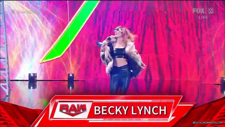 WWE_Friday_Night_Smackdown_1st_July_2022_720p_WEBRip_h264_mp4_002564765.jpg