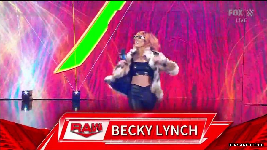 WWE_Friday_Night_Smackdown_1st_July_2022_720p_WEBRip_h264_mp4_002565165.jpg
