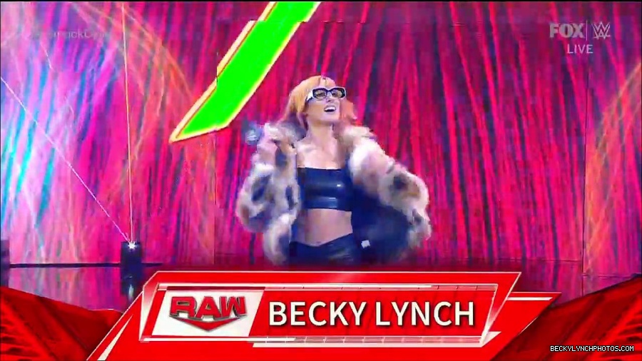 WWE_Friday_Night_Smackdown_1st_July_2022_720p_WEBRip_h264_mp4_002565966.jpg