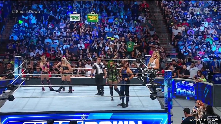 WWE_Friday_Night_Smackdown_1st_July_2022_720p_WEBRip_h264_mp4_002603203.jpg
