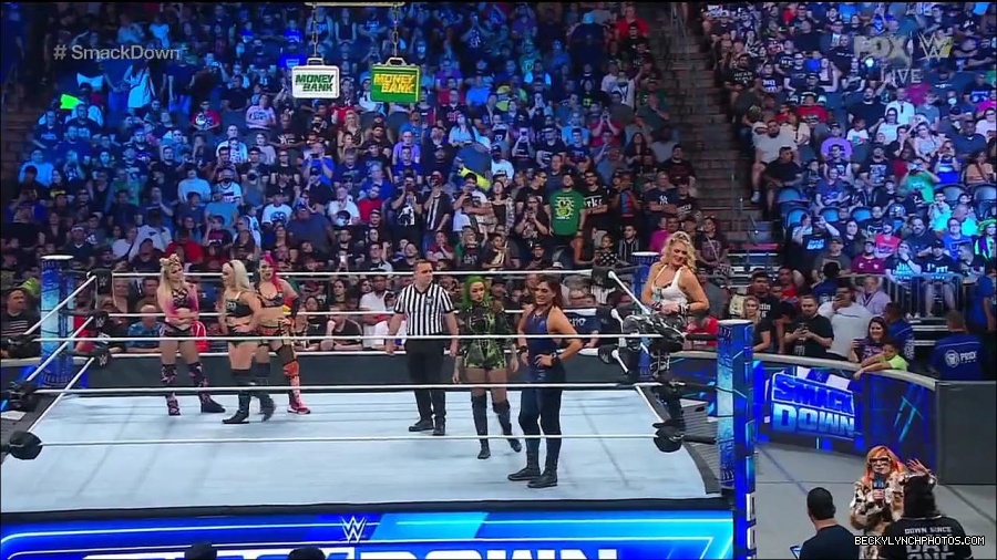 WWE_Friday_Night_Smackdown_1st_July_2022_720p_WEBRip_h264_mp4_002603604.jpg