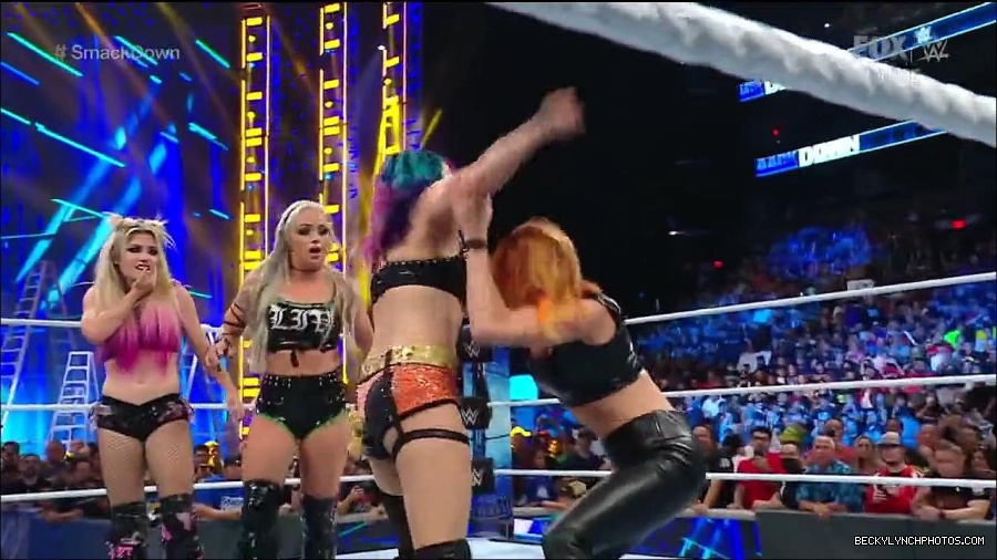 WWE_Friday_Night_Smackdown_1st_July_2022_720p_WEBRip_h264_mp4_003281793.jpg