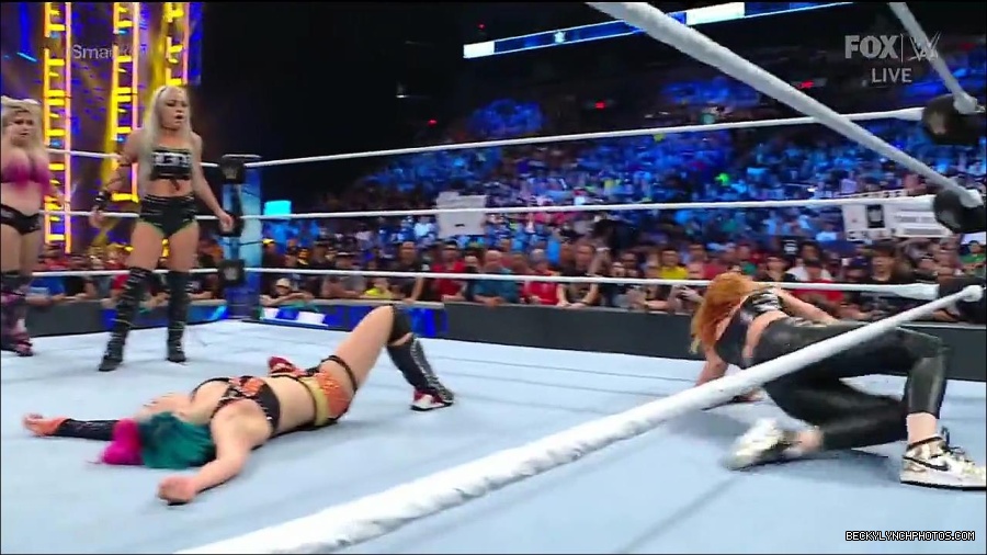 WWE_Friday_Night_Smackdown_1st_July_2022_720p_WEBRip_h264_mp4_003284996.jpg