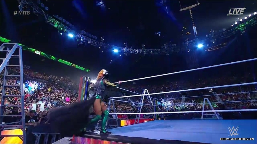 WWE_Money_In_The_Bank_2022_720p_WEB_h264-HEEL_mp4_000344321.jpg