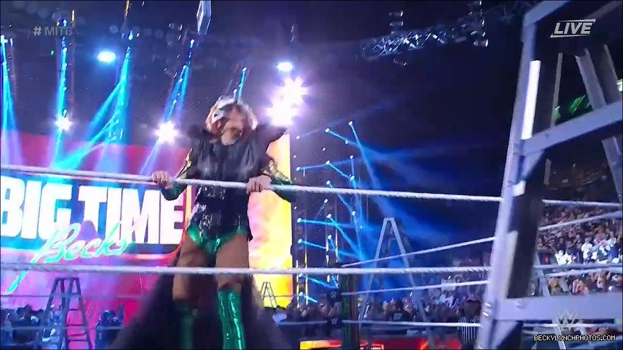 WWE_Money_In_The_Bank_2022_720p_WEB_h264-HEEL_mp4_000360721.jpg