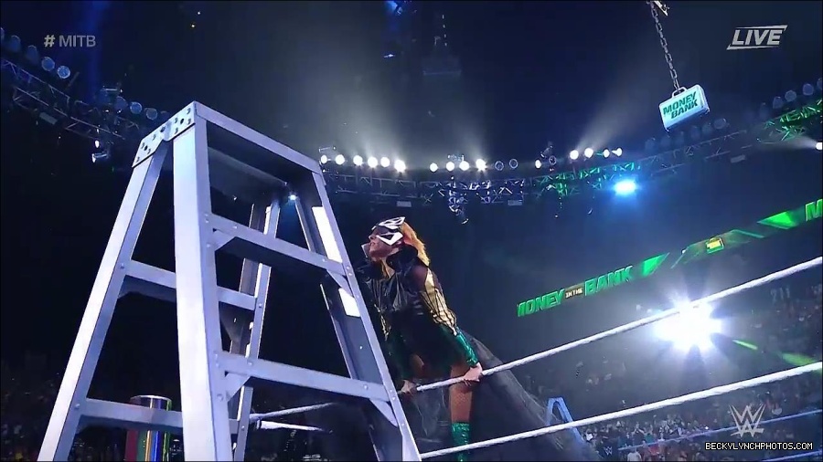 WWE_Money_In_The_Bank_2022_720p_WEB_h264-HEEL_mp4_000369921.jpg