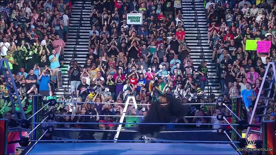 WWE_Money_In_The_Bank_2022_720p_WEB_h264-HEEL_mp4_000372721.jpg