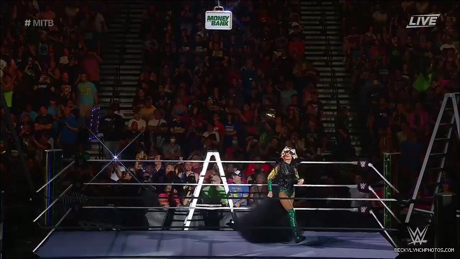 WWE_Money_In_The_Bank_2022_720p_WEB_h264-HEEL_mp4_000376721.jpg