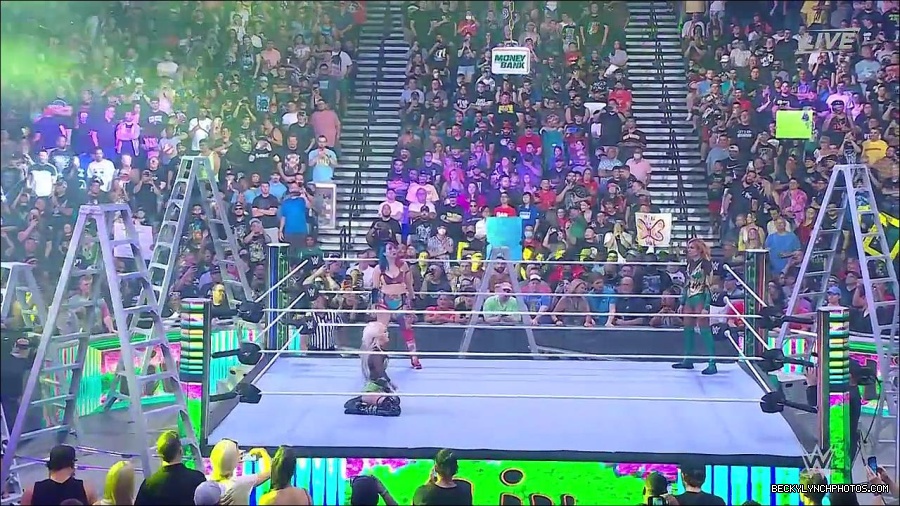 WWE_Money_In_The_Bank_2022_720p_WEB_h264-HEEL_mp4_000464321.jpg