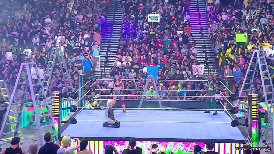 WWE_Money_In_The_Bank_2022_720p_WEB_h264-HEEL_mp4_000464721.jpg