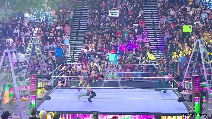 WWE_Money_In_The_Bank_2022_720p_WEB_h264-HEEL_mp4_000466721.jpg