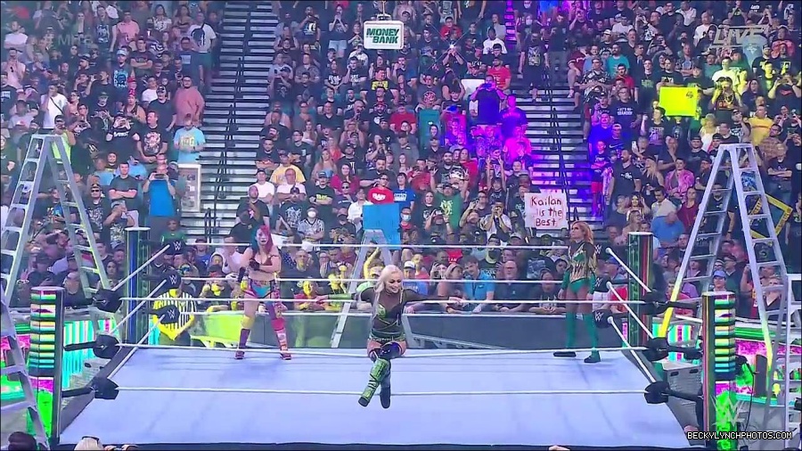 WWE_Money_In_The_Bank_2022_720p_WEB_h264-HEEL_mp4_000474321.jpg