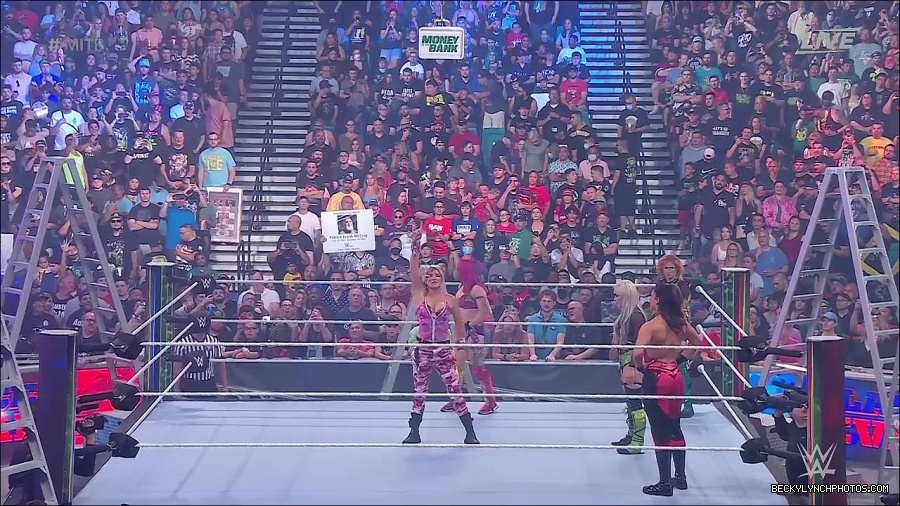 WWE_Money_In_The_Bank_2022_720p_WEB_h264-HEEL_mp4_000560721.jpg