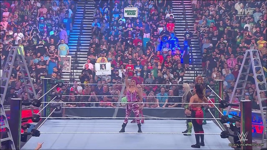 WWE_Money_In_The_Bank_2022_720p_WEB_h264-HEEL_mp4_000561121.jpg