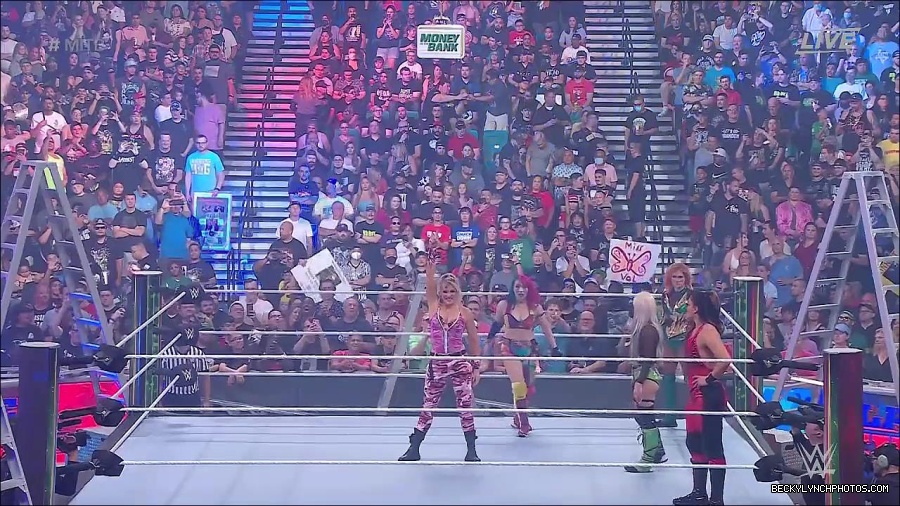 WWE_Money_In_The_Bank_2022_720p_WEB_h264-HEEL_mp4_000563921.jpg
