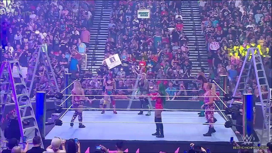 WWE_Money_In_The_Bank_2022_720p_WEB_h264-HEEL_mp4_000660754.jpg