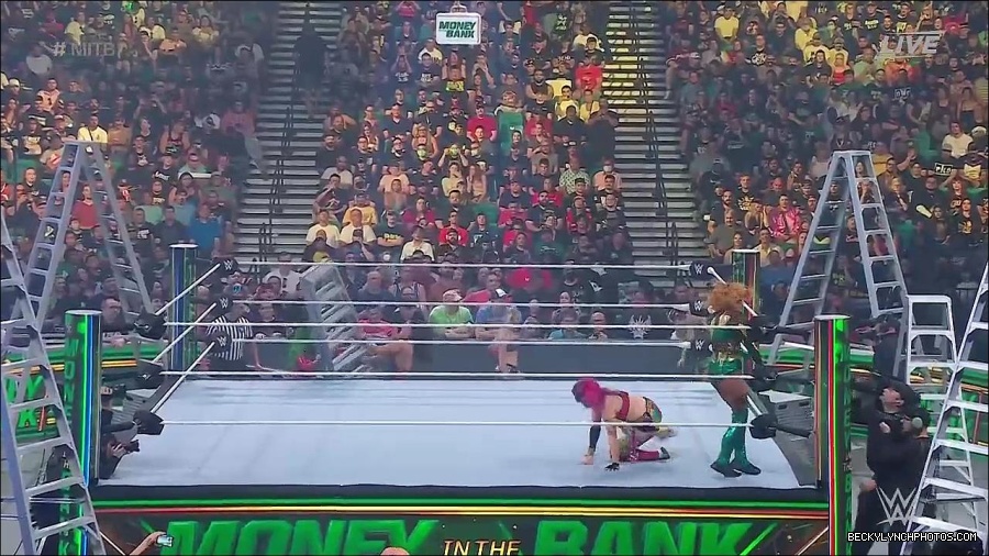 WWE_Money_In_The_Bank_2022_720p_WEB_h264-HEEL_mp4_000715954.jpg