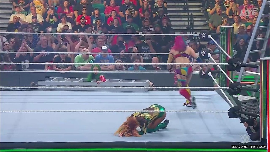 WWE_Money_In_The_Bank_2022_720p_WEB_h264-HEEL_mp4_000736354.jpg