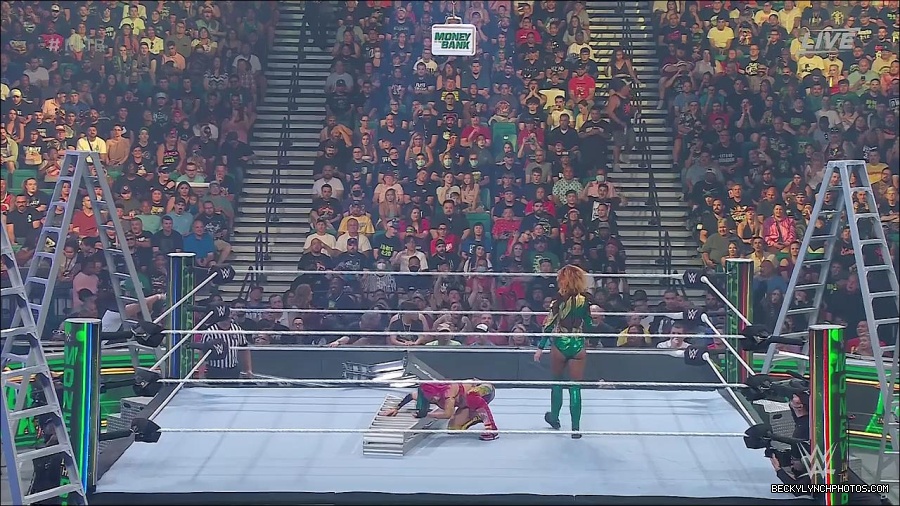 WWE_Money_In_The_Bank_2022_720p_WEB_h264-HEEL_mp4_000750754.jpg