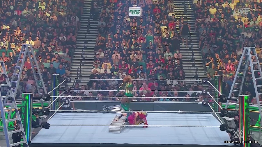 WWE_Money_In_The_Bank_2022_720p_WEB_h264-HEEL_mp4_000752754.jpg
