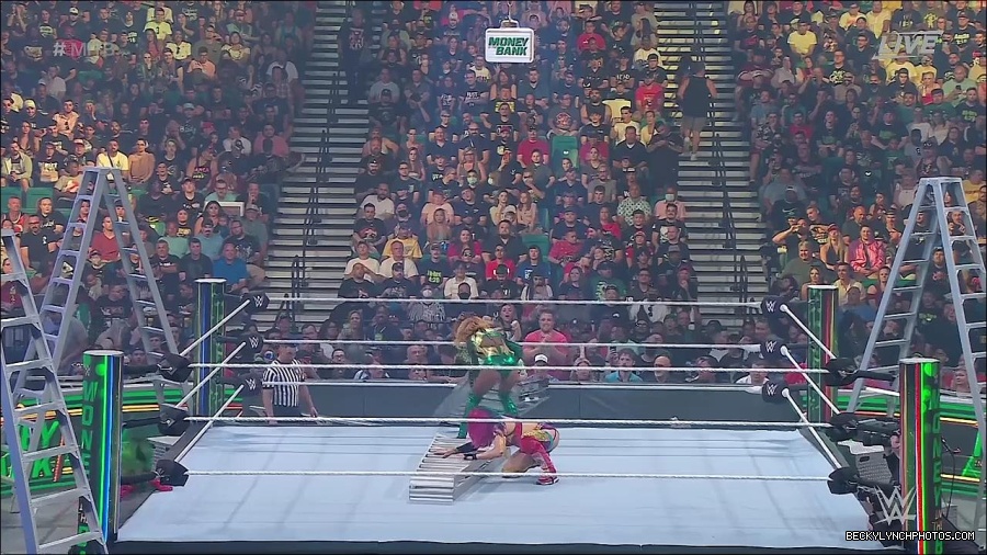 WWE_Money_In_The_Bank_2022_720p_WEB_h264-HEEL_mp4_000754754.jpg