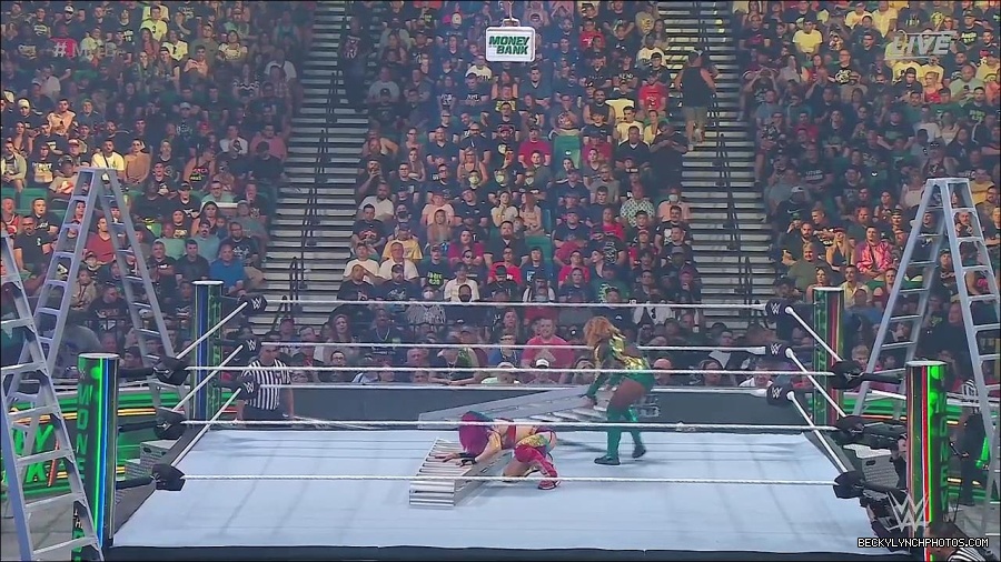 WWE_Money_In_The_Bank_2022_720p_WEB_h264-HEEL_mp4_000756354.jpg