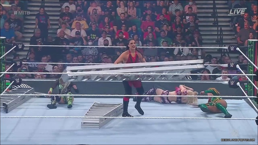 WWE_Money_In_The_Bank_2022_720p_WEB_h264-HEEL_mp4_000805587.jpg