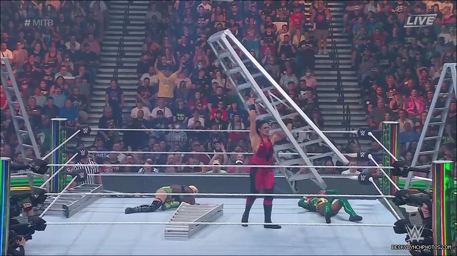 WWE_Money_In_The_Bank_2022_720p_WEB_h264-HEEL_mp4_000809187.jpg