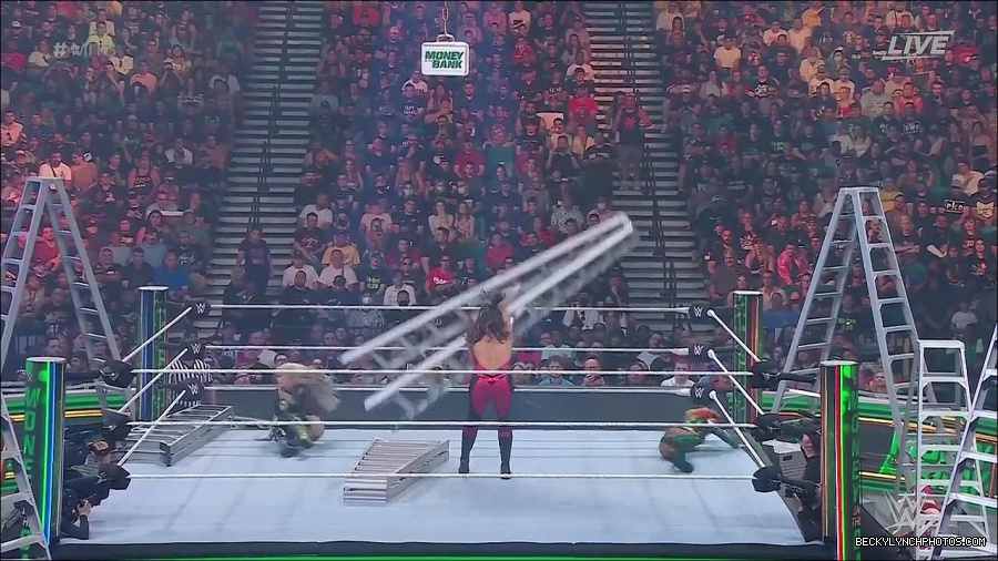 WWE_Money_In_The_Bank_2022_720p_WEB_h264-HEEL_mp4_000813587.jpg