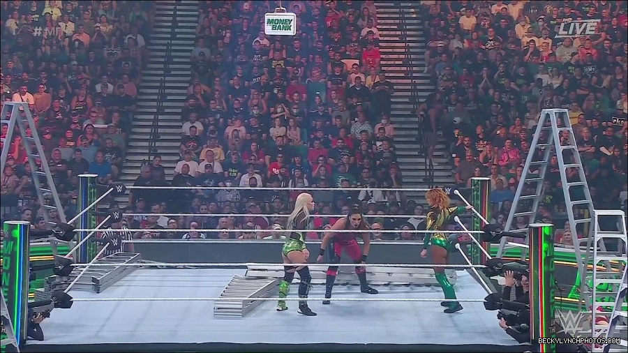 WWE_Money_In_The_Bank_2022_720p_WEB_h264-HEEL_mp4_000822387.jpg