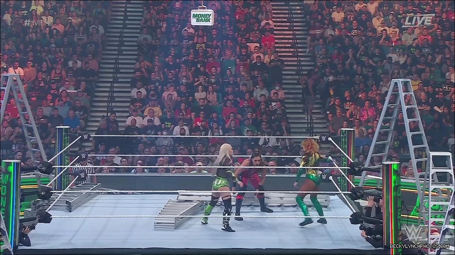 WWE_Money_In_The_Bank_2022_720p_WEB_h264-HEEL_mp4_000822787.jpg