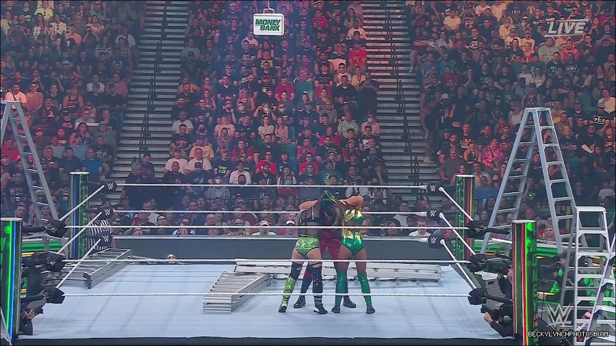 WWE_Money_In_The_Bank_2022_720p_WEB_h264-HEEL_mp4_000829587.jpg
