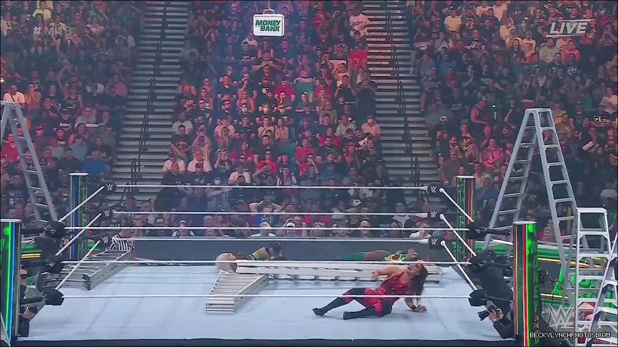 WWE_Money_In_The_Bank_2022_720p_WEB_h264-HEEL_mp4_000836787.jpg
