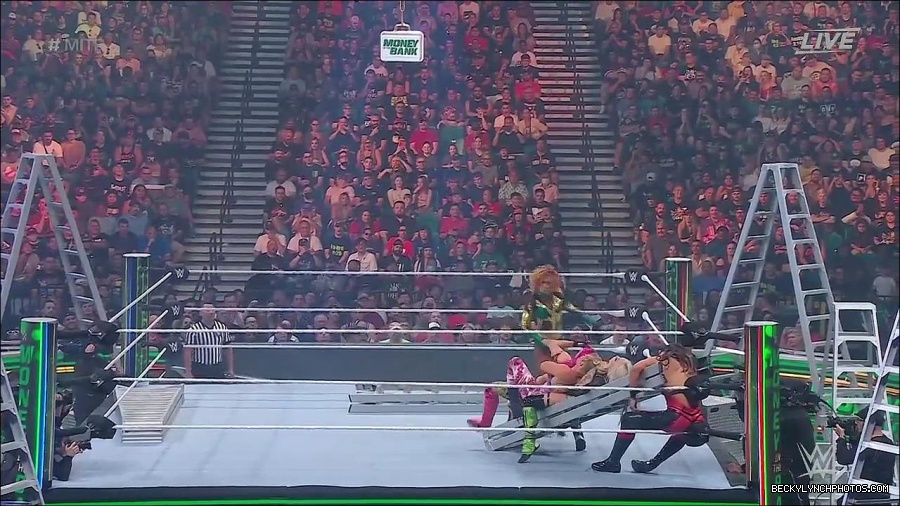 WWE_Money_In_The_Bank_2022_720p_WEB_h264-HEEL_mp4_000929987.jpg