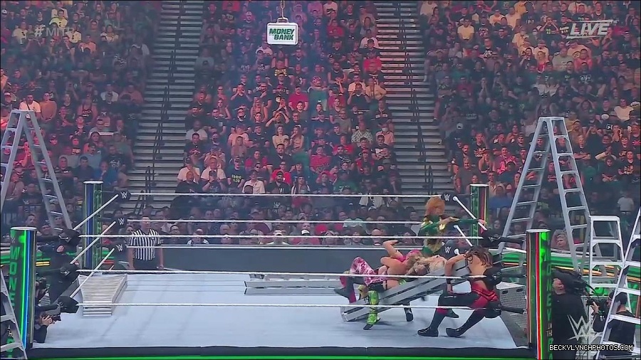 WWE_Money_In_The_Bank_2022_720p_WEB_h264-HEEL_mp4_000930387.jpg