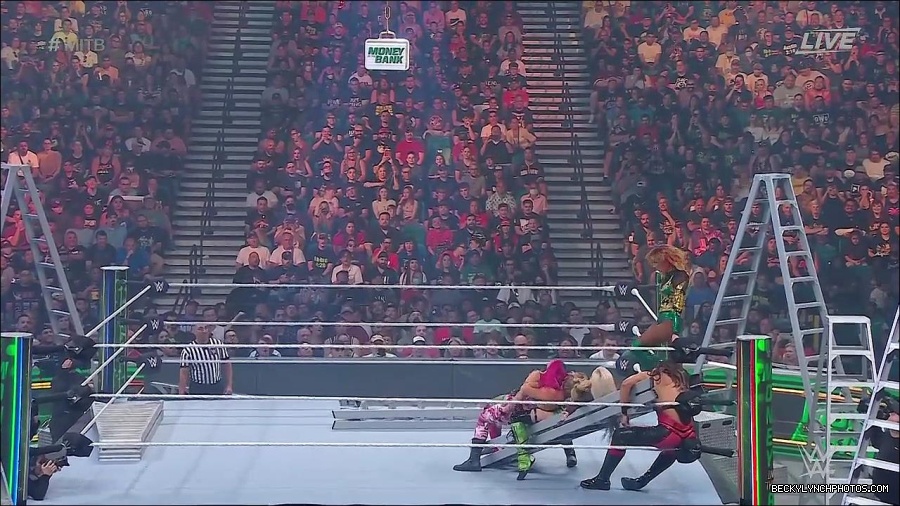 WWE_Money_In_The_Bank_2022_720p_WEB_h264-HEEL_mp4_000932387.jpg