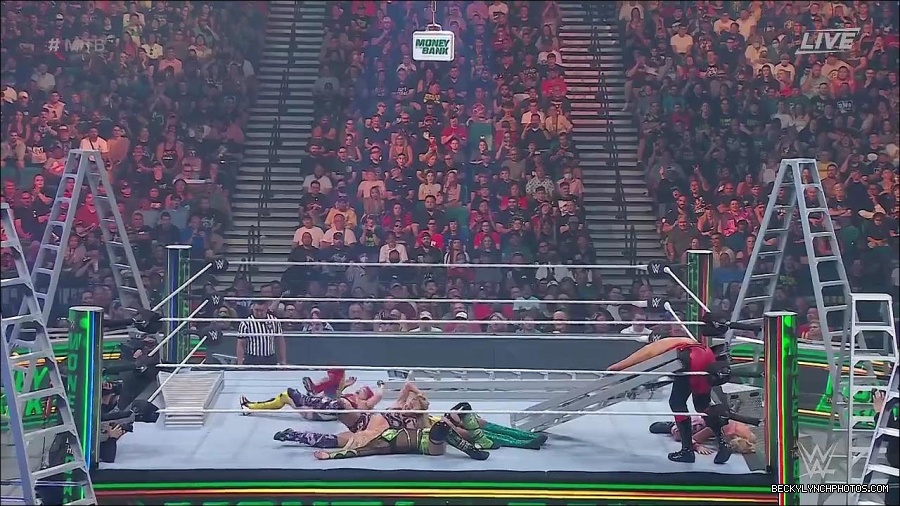 WWE_Money_In_The_Bank_2022_720p_WEB_h264-HEEL_mp4_000952787.jpg