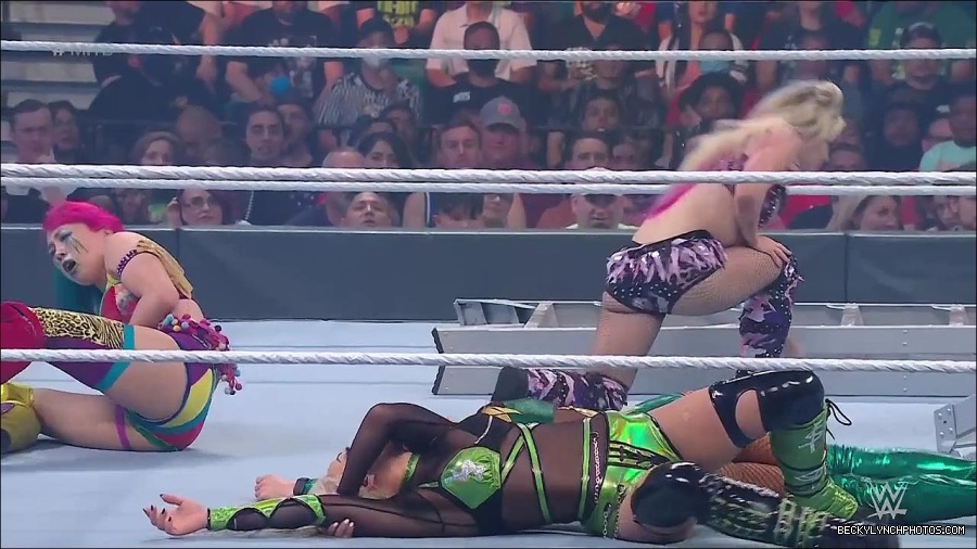 WWE_Money_In_The_Bank_2022_720p_WEB_h264-HEEL_mp4_000969187.jpg