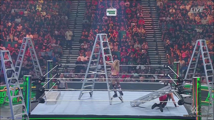 WWE_Money_In_The_Bank_2022_720p_WEB_h264-HEEL_mp4_000985987.jpg