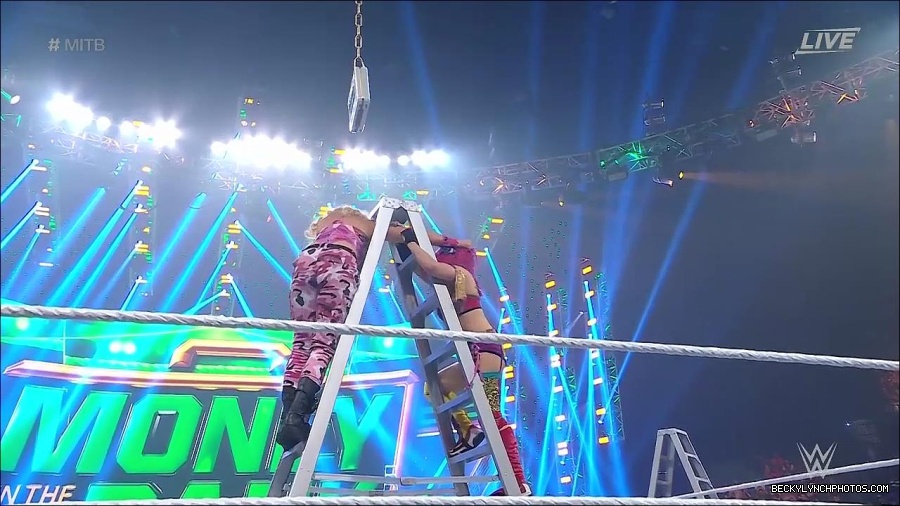 WWE_Money_In_The_Bank_2022_720p_WEB_h264-HEEL_mp4_001085587.jpg
