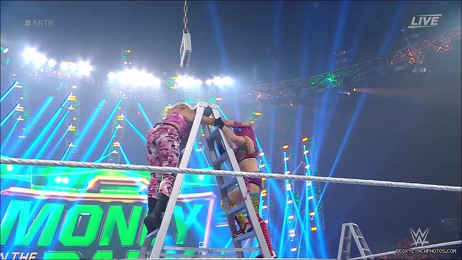 WWE_Money_In_The_Bank_2022_720p_WEB_h264-HEEL_mp4_001085987.jpg